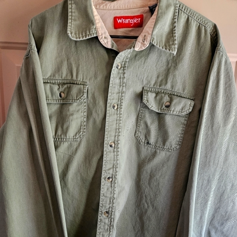 Men's Wrangler long sleeve shirt.